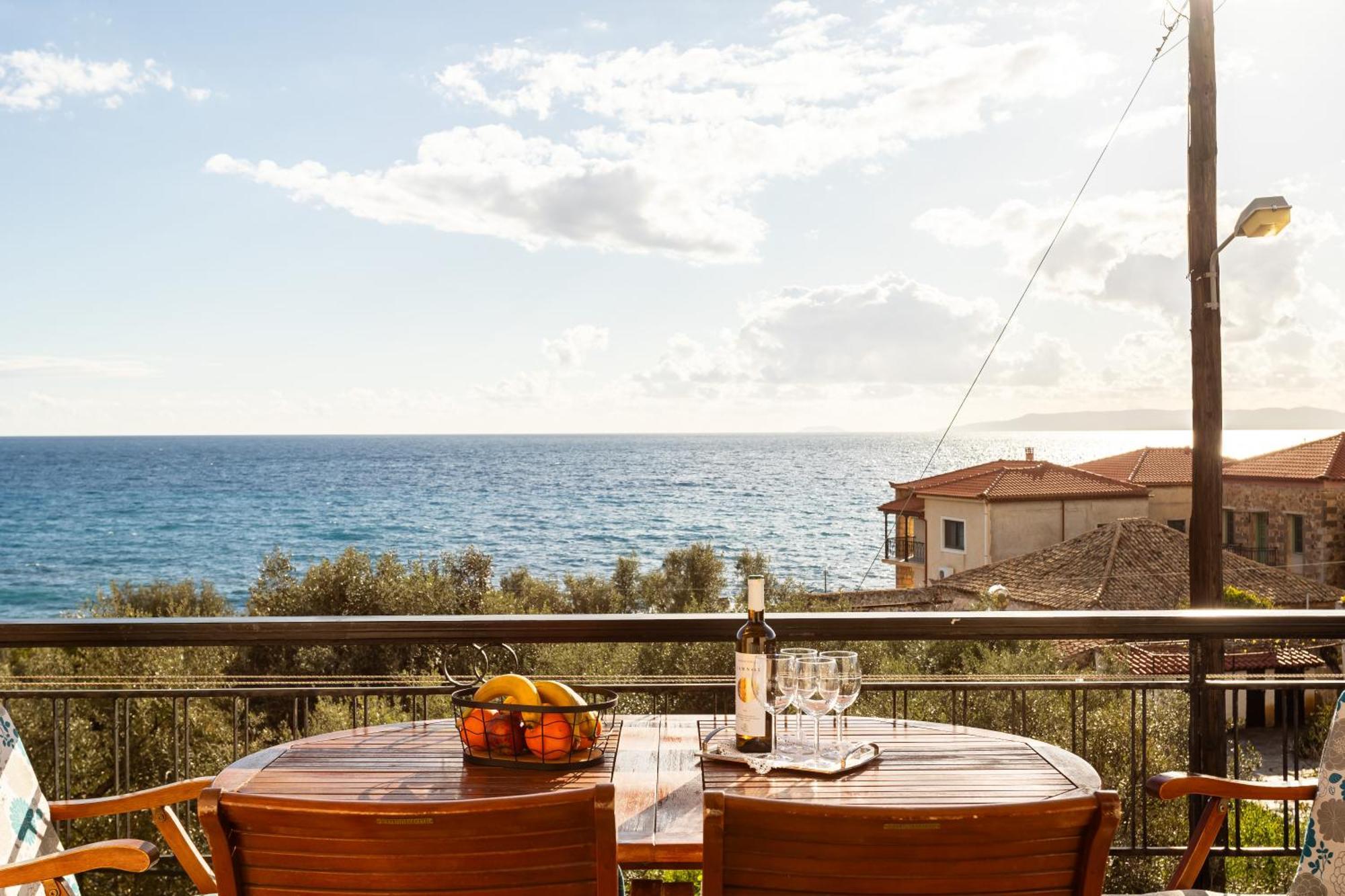 Sunset Serenity - Kardamili Seaside Getaway Buitenkant foto
