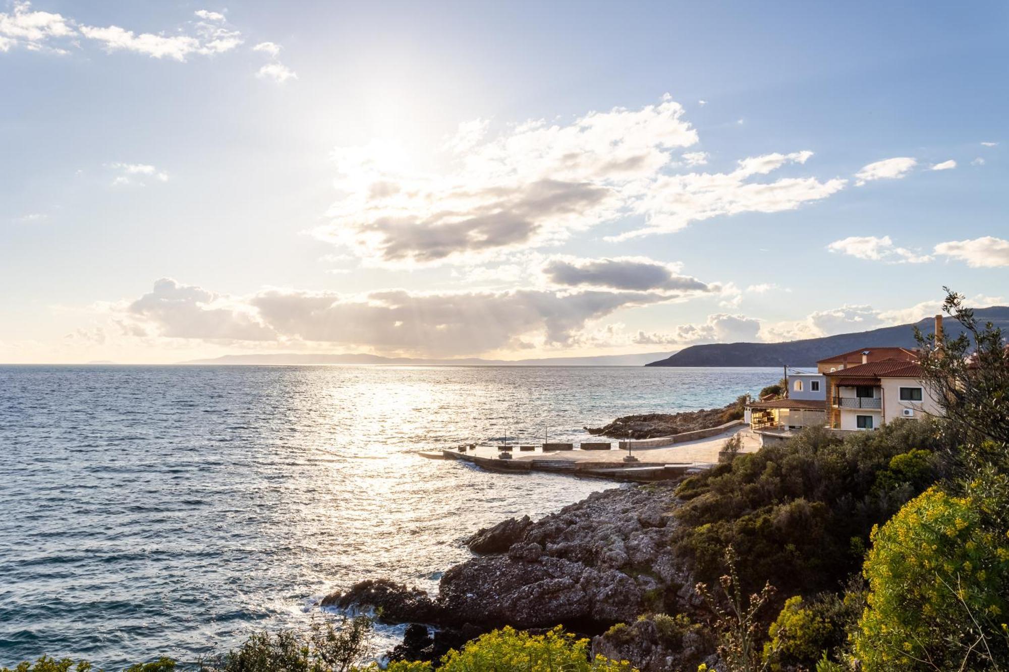 Sunset Serenity - Kardamili Seaside Getaway Buitenkant foto